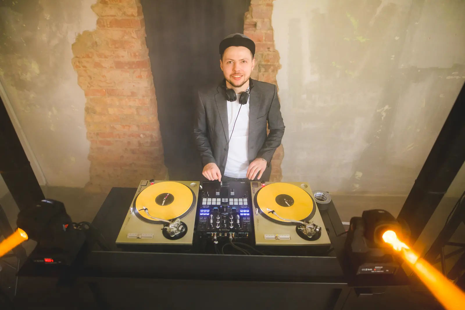 Fiołas gra przy konsolecie DJ-skiej